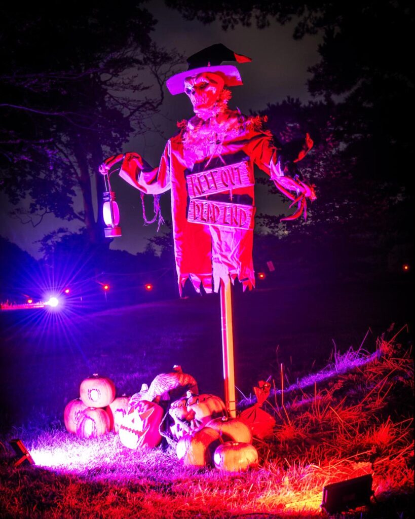 A Halloween decoration that says 'Keep Out Dead End' with jack o' lanterns underneath